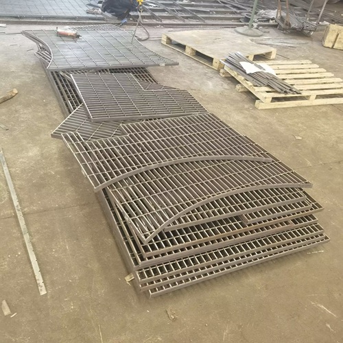 商業綜合體里的鋼格柵板隔斷太有設計感了