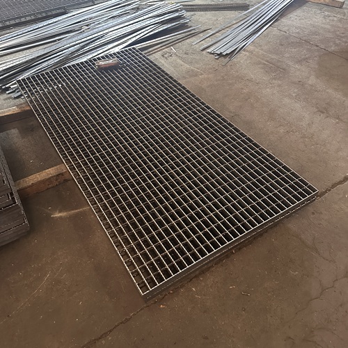 不銹鋼鋼格板vs熱鍍鋅鋼格板，該怎么選